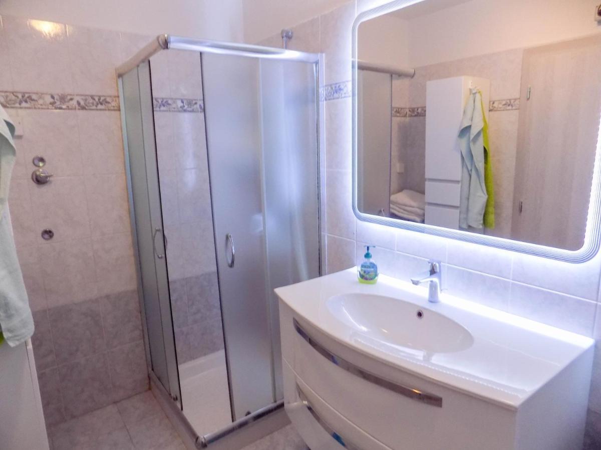 Oriella Apartmans And Room Novigrad Istria Exterior foto
