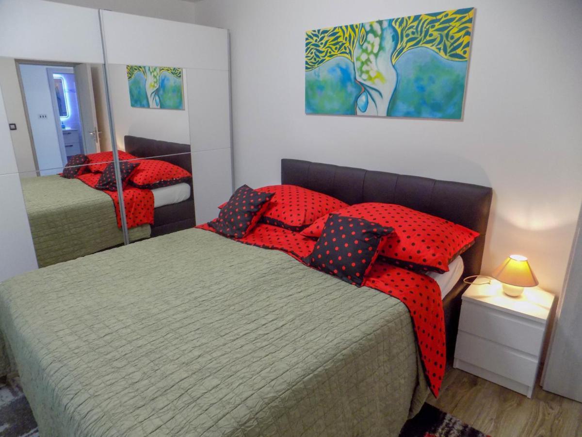 Oriella Apartmans And Room Novigrad Istria Exterior foto